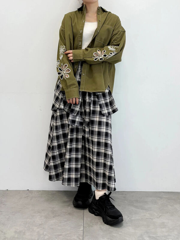 セール】 くり抜きフラワー刺繍シャツ（ブラック/カーキ/ブルー