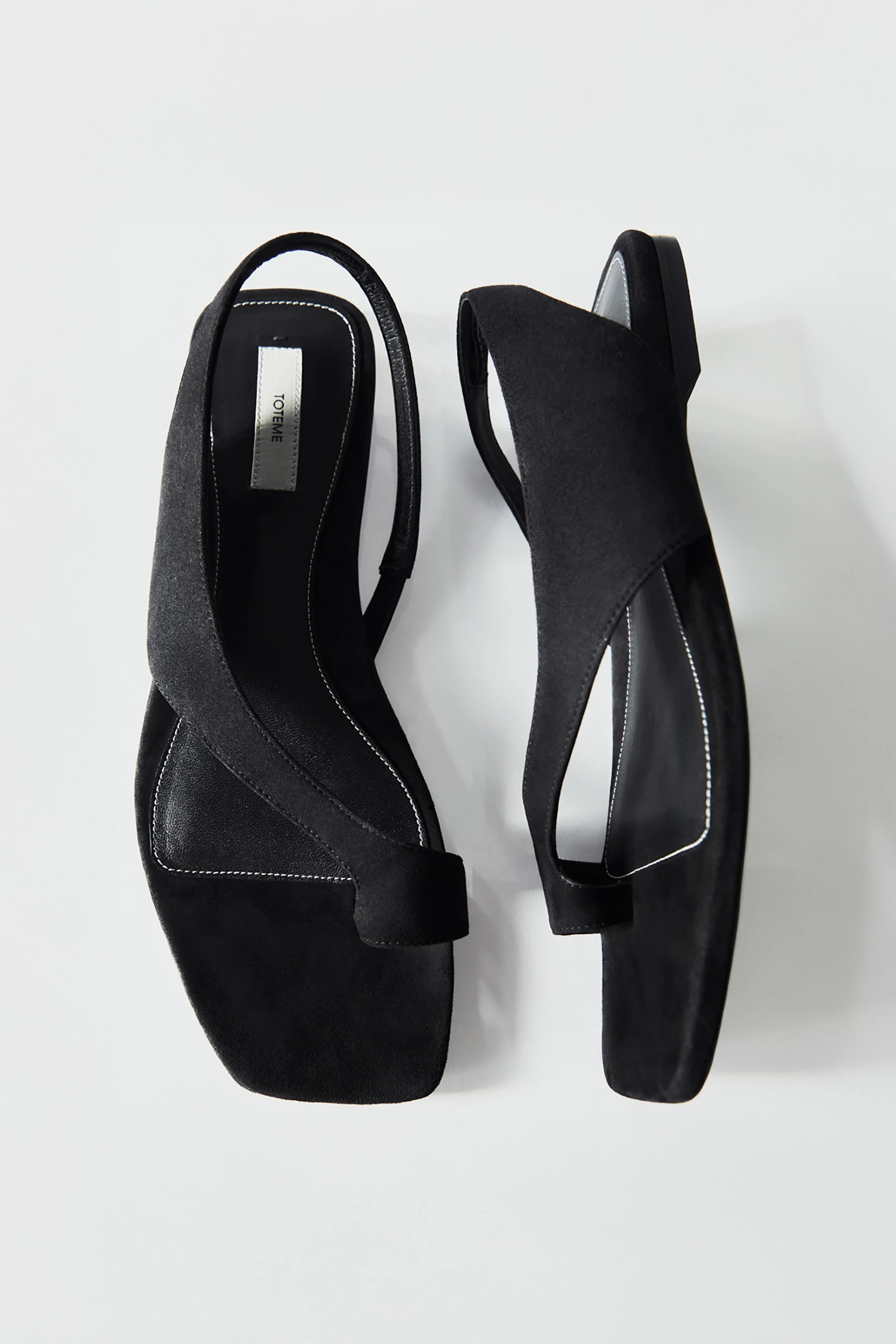 TOTEME（トーテム）｜Suede Thong Sandalsアイテムの詳細 | GUESTLIST