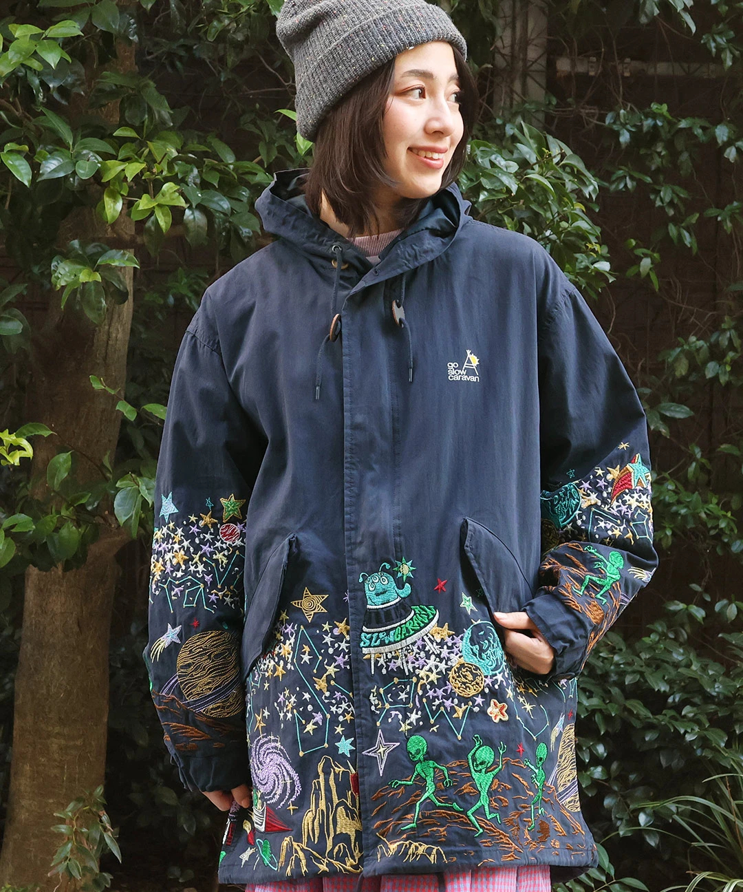 go slow caravan コットンナイロンパネル刺繍モッズコート【WEB限定