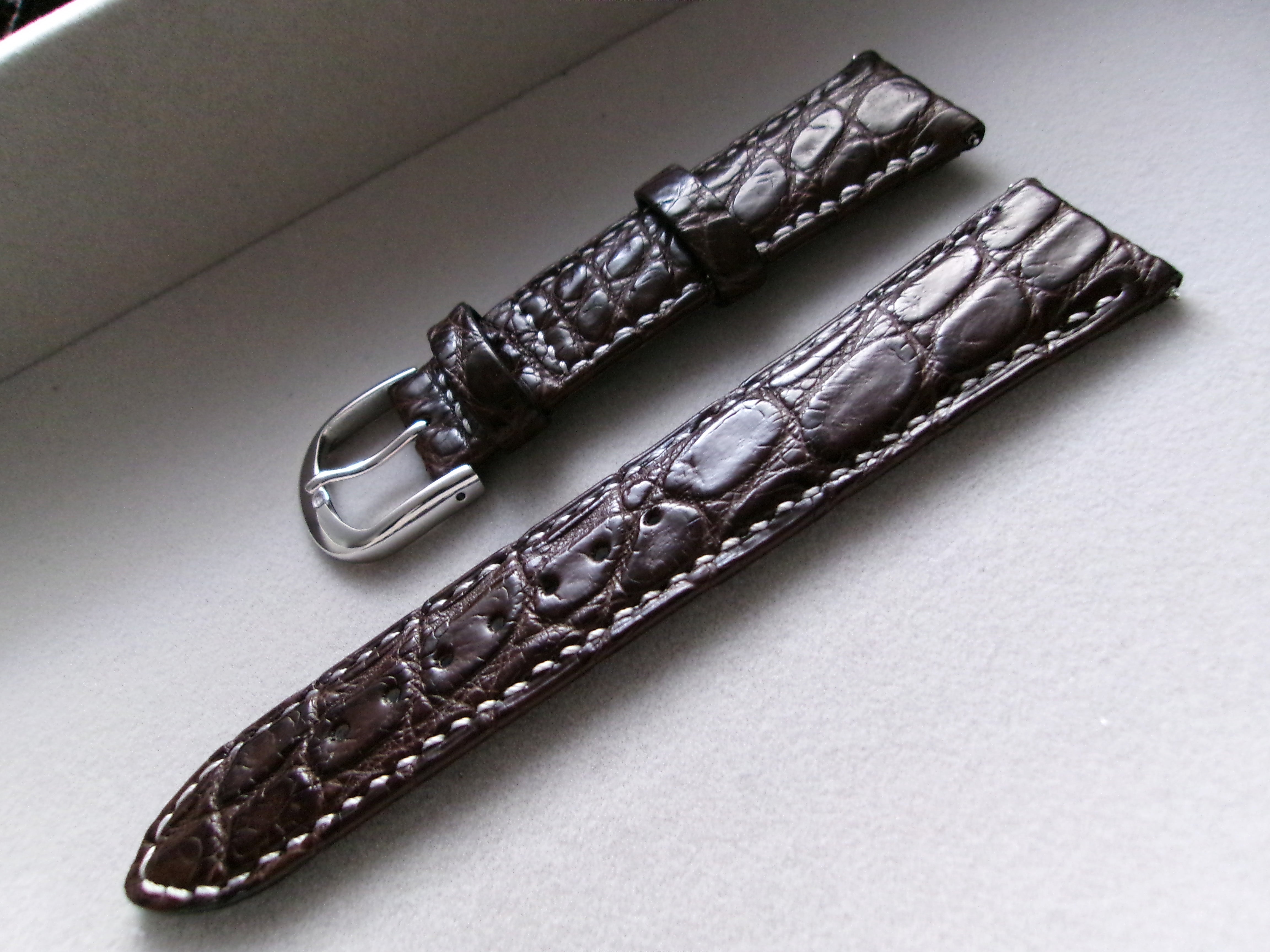 クロコダイルレザー ラグ20mm ダークブラウン シルバーステッチ