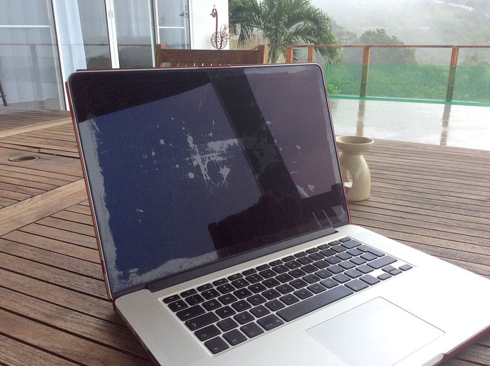 MacBook Pro Retinaのディスプレイに傷が付くコーティングが剥がれる