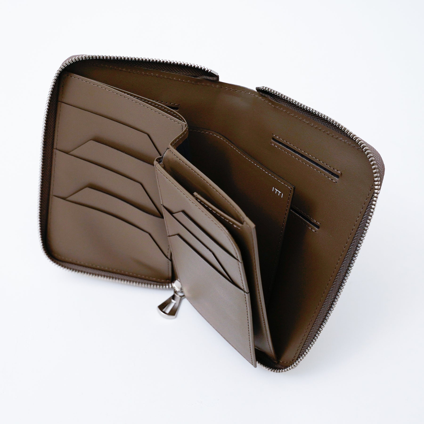 CRISTY STUFFING MID WLT.5｜独特なシボと発色が魅力の独製シュリンク