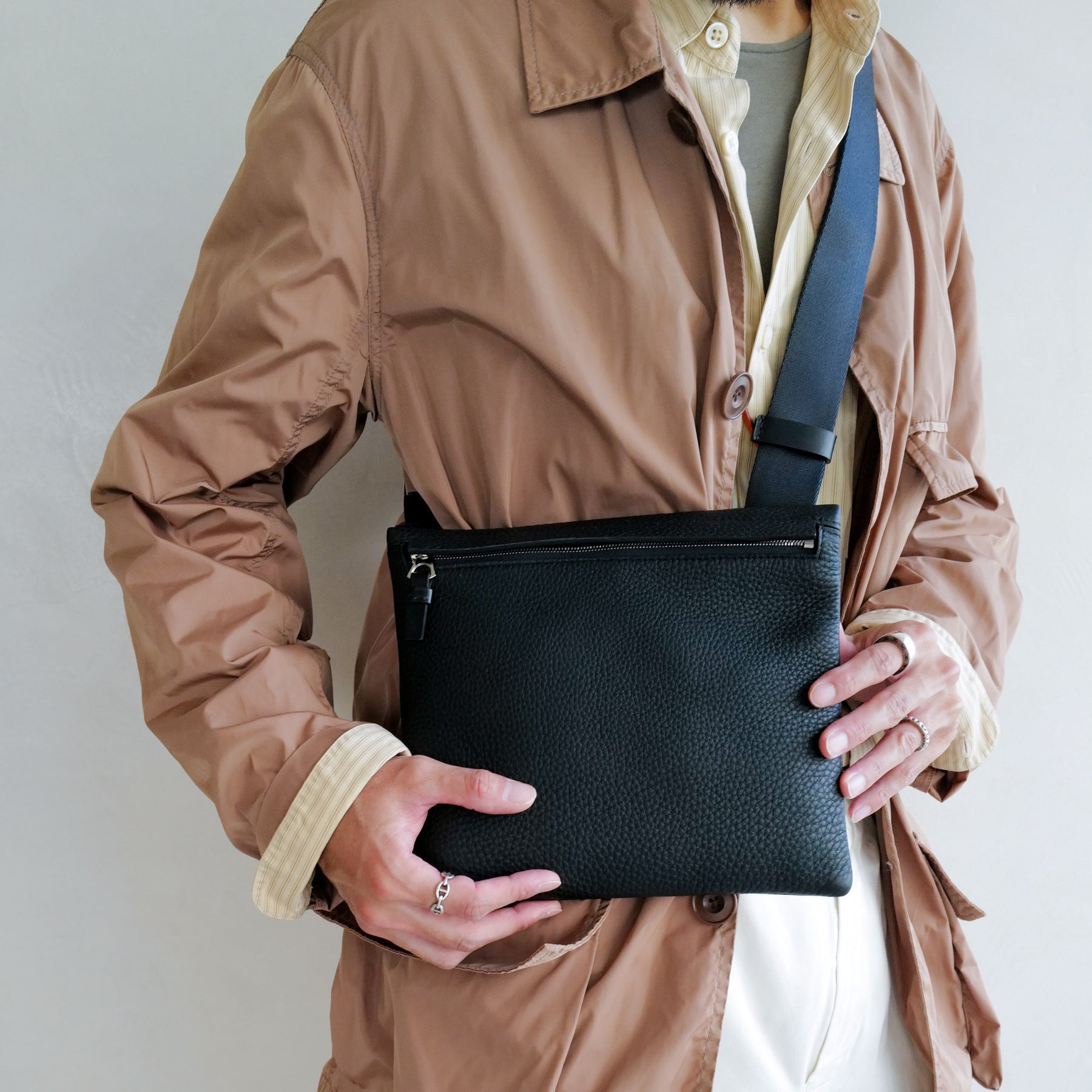 CELLIE SACOCHE - PM / DIPLO SKY｜スリムな本革サコッシュ メンズ