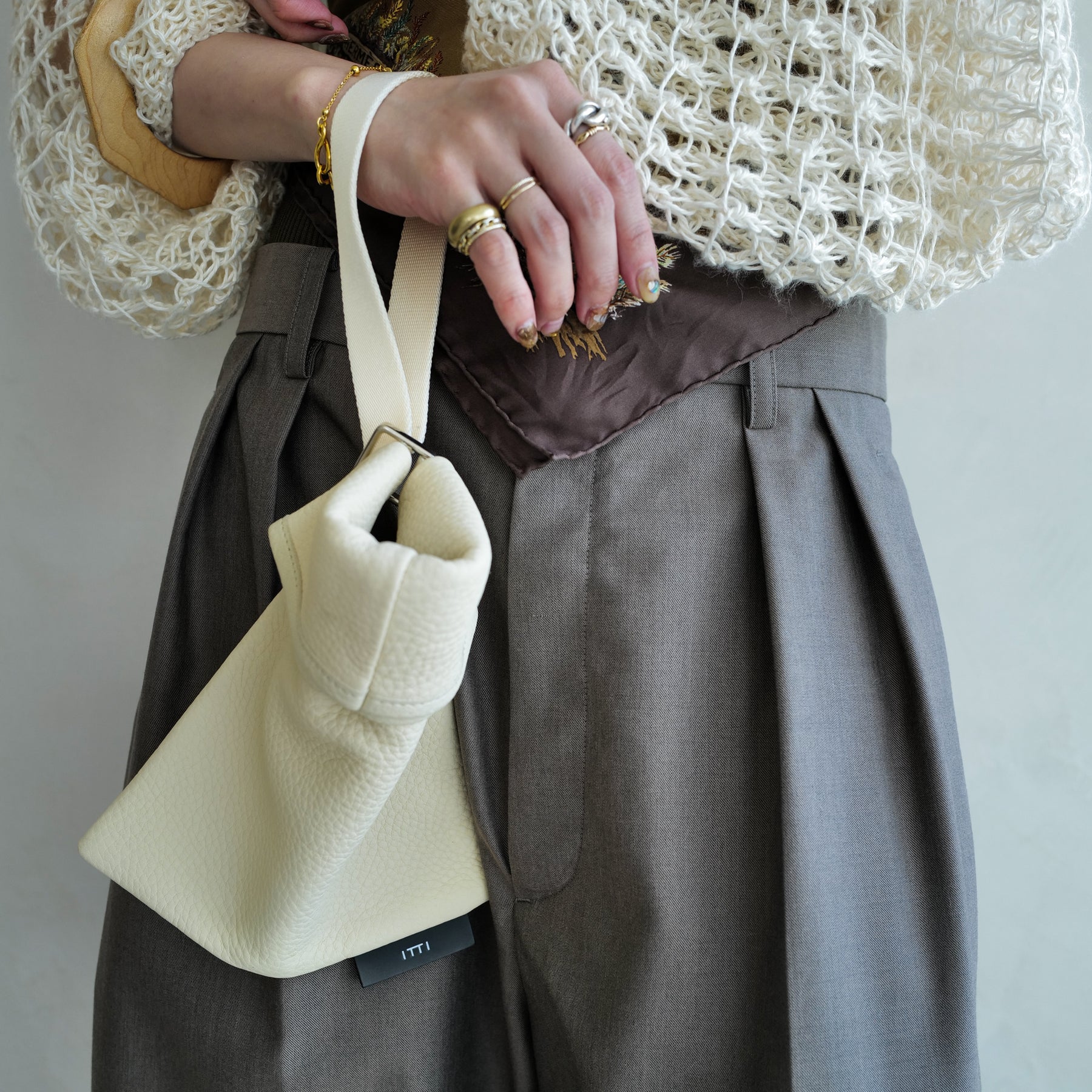 ANNIE SMALL RICE BAG / DIPLO SKY｜シュリンクレザー 巾着バッグ 本革