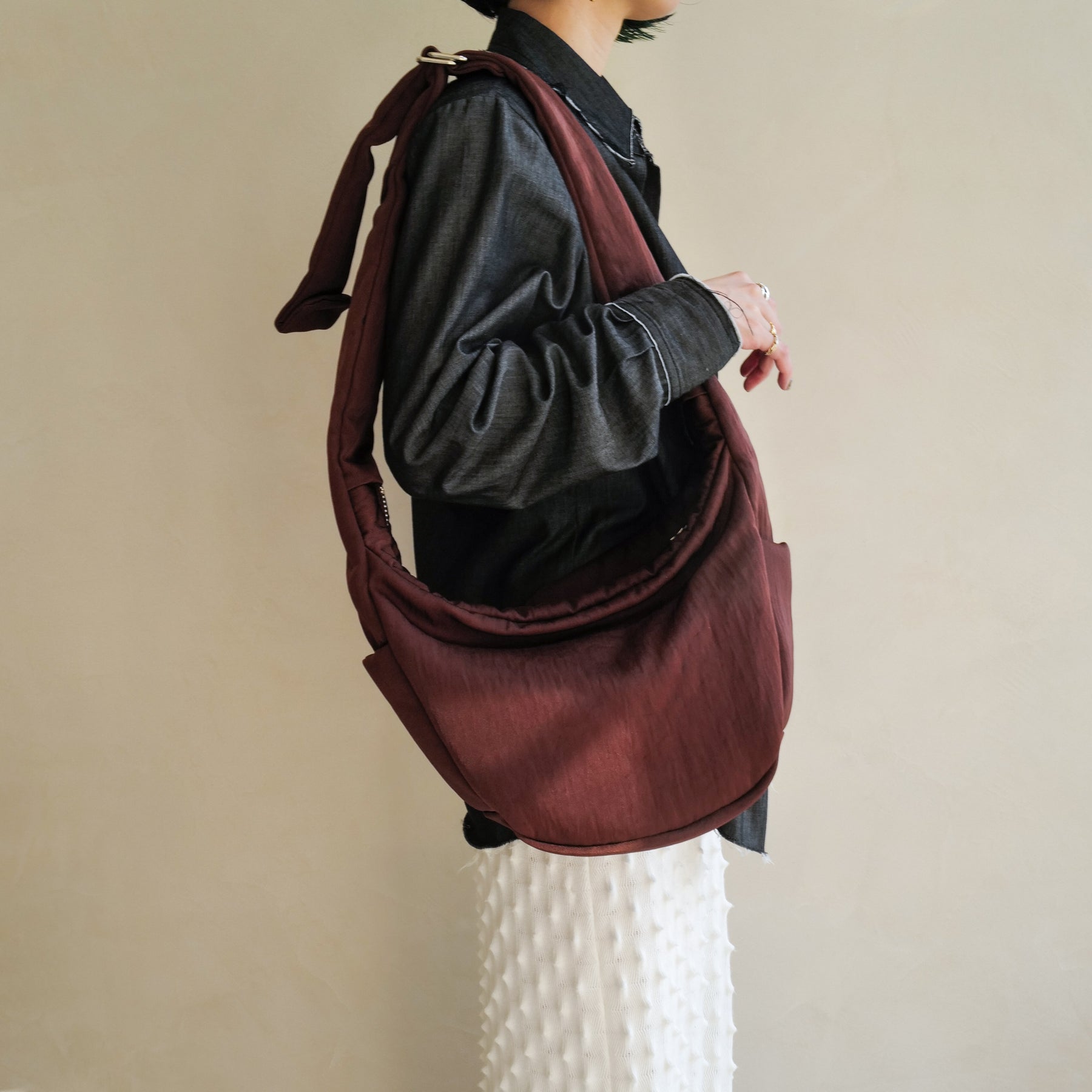ANNIE PUFFER TOWN MOON BAG / CERATO BRIGHT | Crescent moon bag