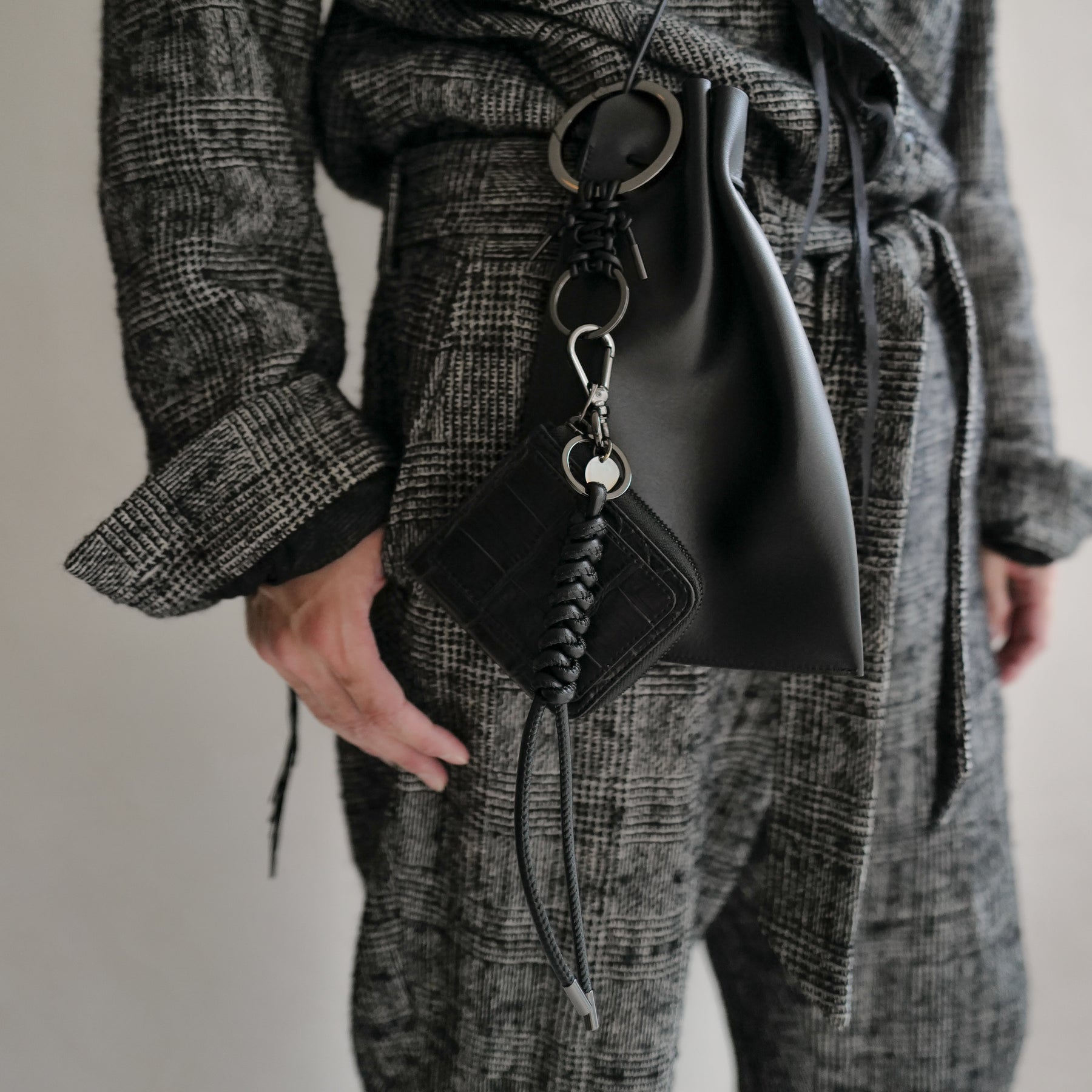 HERRIE KINCHAKU POUCH - PM / RAPTO FLEX｜ミニマル 巾着ポーチ 本革