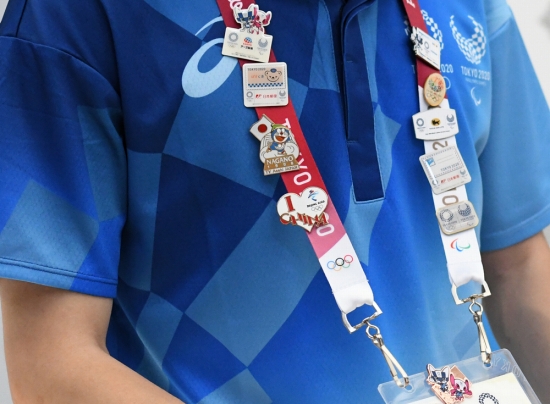 ピンバッジをコレクションする東京五輪の中国人ボランティア--人民網
