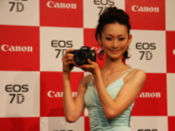 キヤノン、ハイアマチュア向け一眼「EOS 7D」発表--「ハイブリッドIS