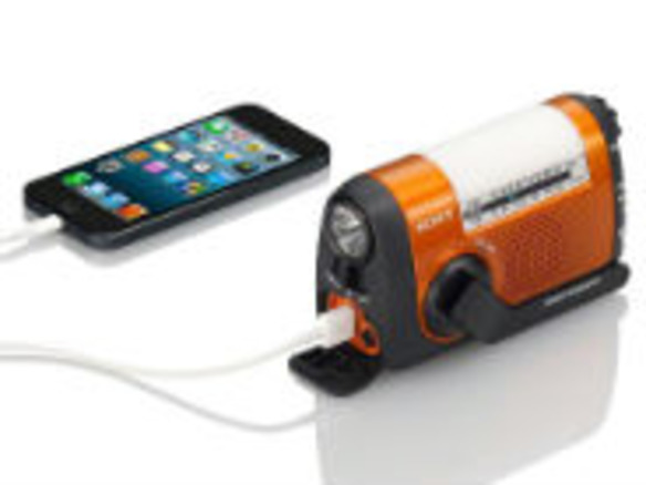 ソニー、手回し充電付きラジオがiPhone対応に--ソーラーパネル搭載機も