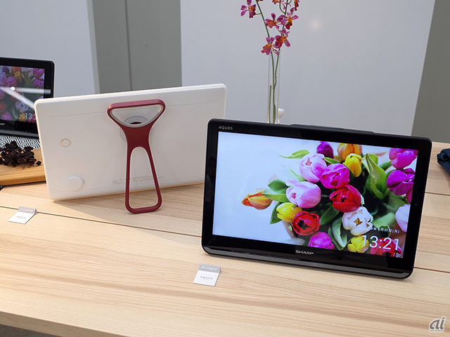 シャープ、片手で持ち運べる防水ポータブルテレビ「AQUOSポータブル