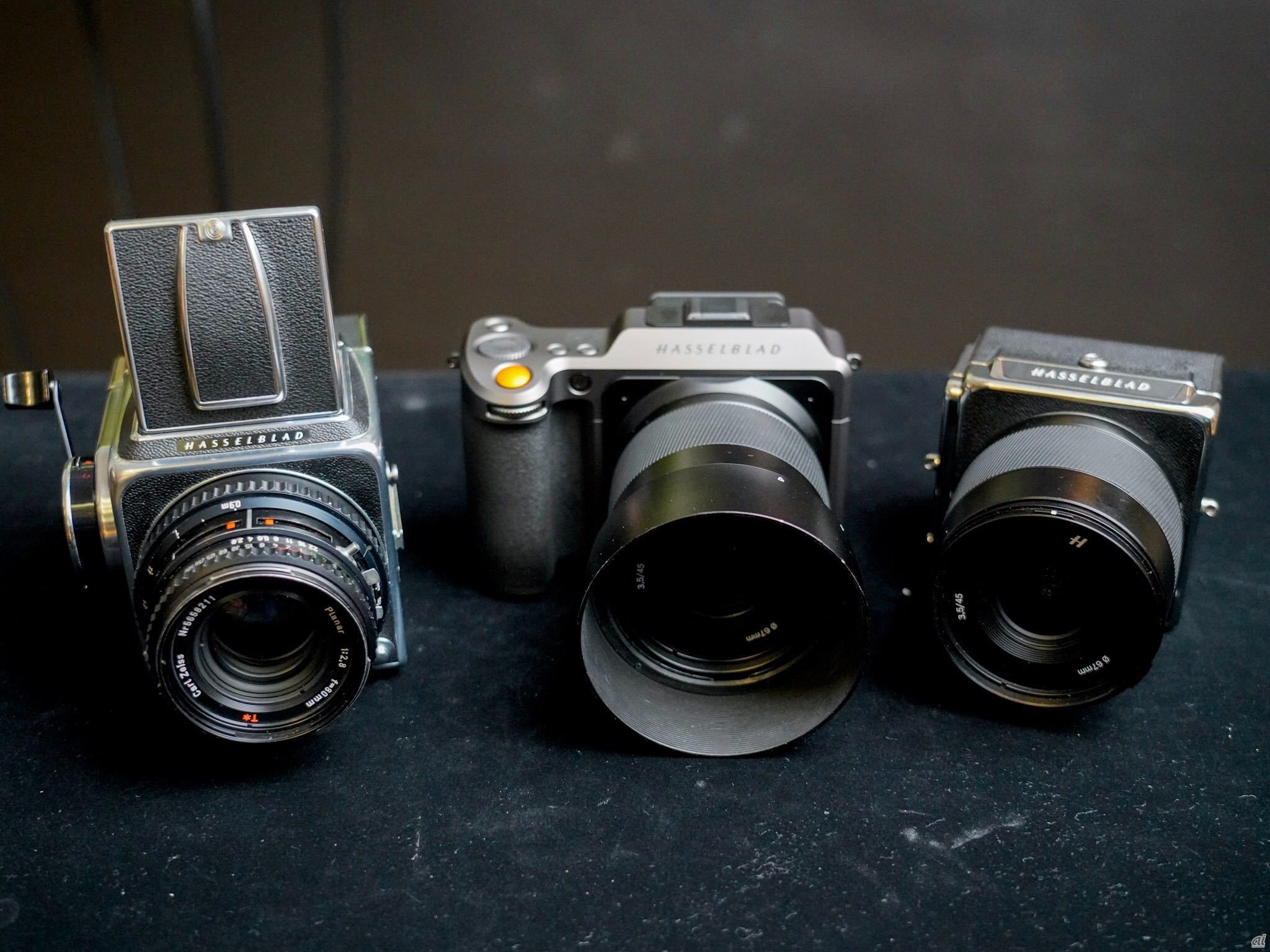 ハッセルブラッド、新型中判ミラーレス2機種を発表--60年前のカメラも