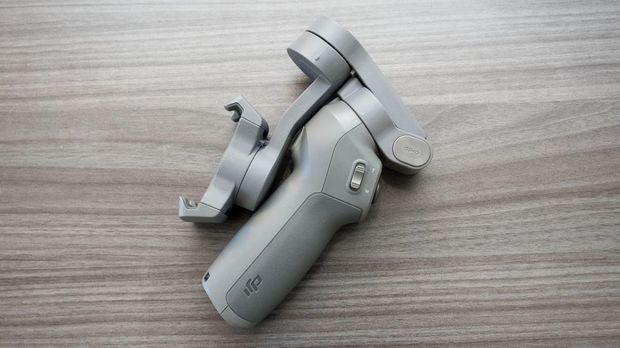 DJI、折りたためるスマートフォン用ジンバル「Osmo Mobile 3」発売