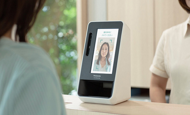 パナソニック「顔認証付きカードリーダー」を医療機関、薬局に導入