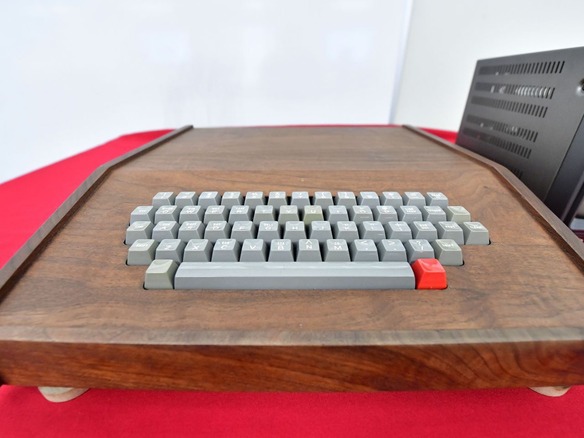 ジョブズ氏とウォズニアック氏が組み立てた「Apple-1」、約5700万円で
