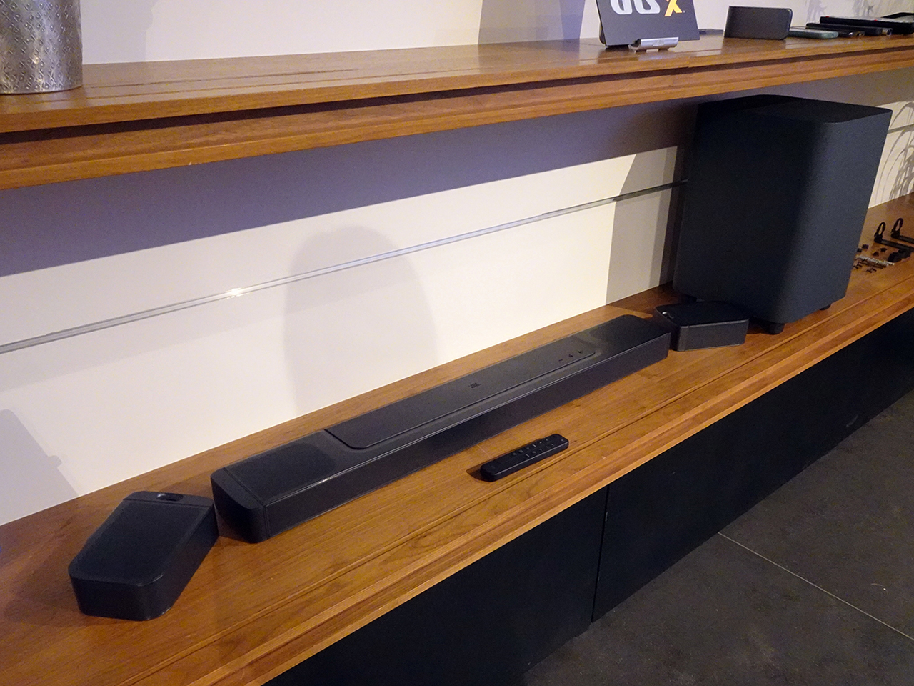 JBL、クラファンに登場したサウンドバー「BAR 1000」--着脱スピーカー