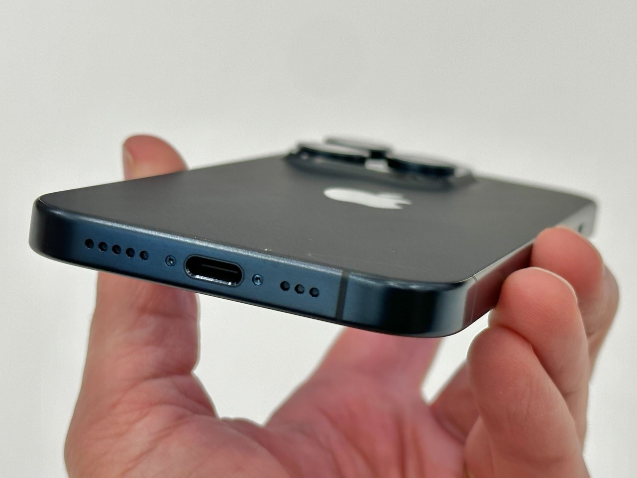 iPhone 15 Pro」、奇妙なUSB-C充電問題が明らかに - CNET Japan