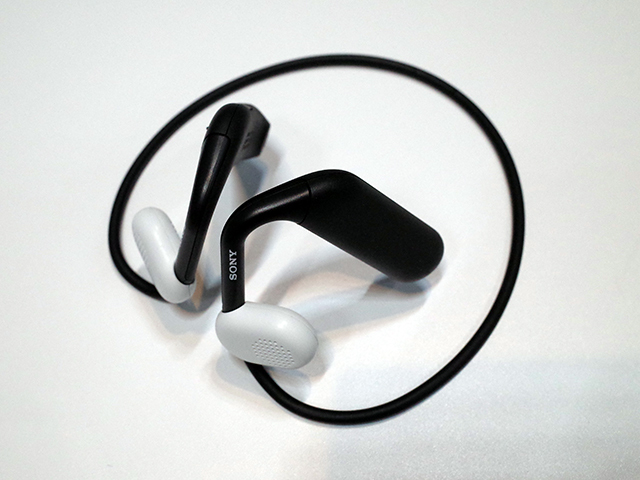 ソニー、耳の前にスピーカーを浮かせるという新スタイルスポーツギア