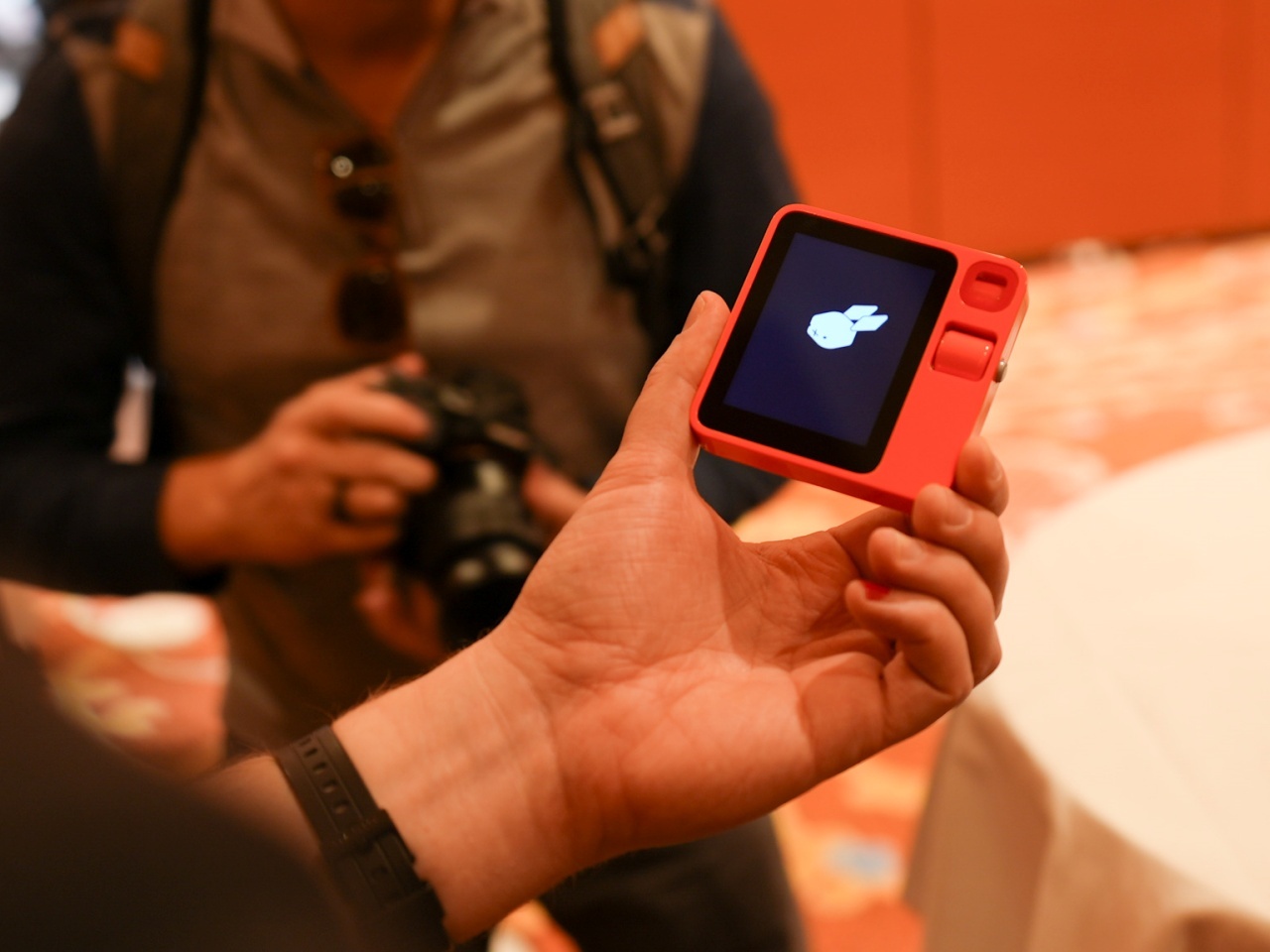 AIポケットコンパニオン「rabbit r1」、予約販売が初日で1万個を突破