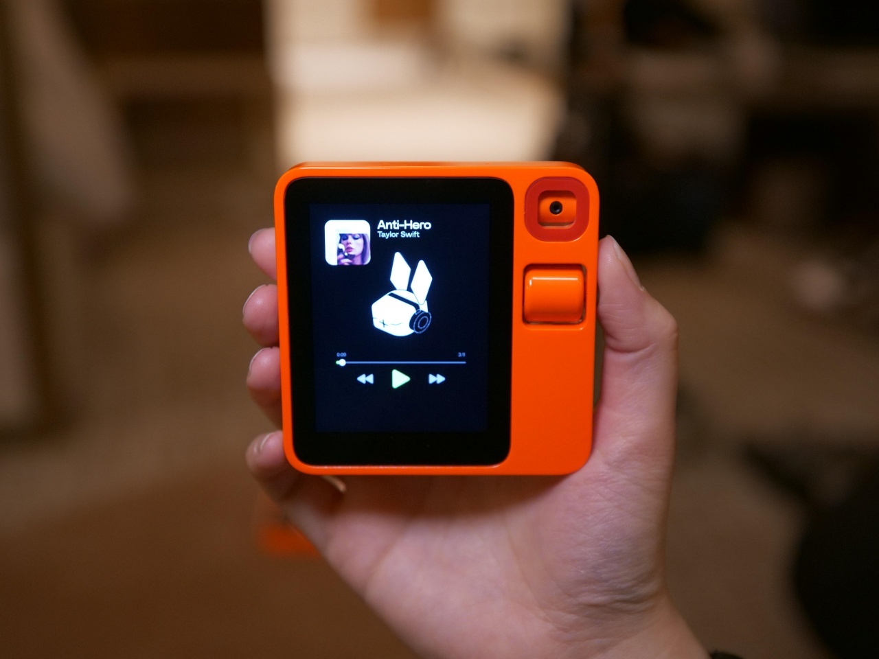 レトロかわいいAIデバイス「rabbit r1」を体験--新たなトレンドを