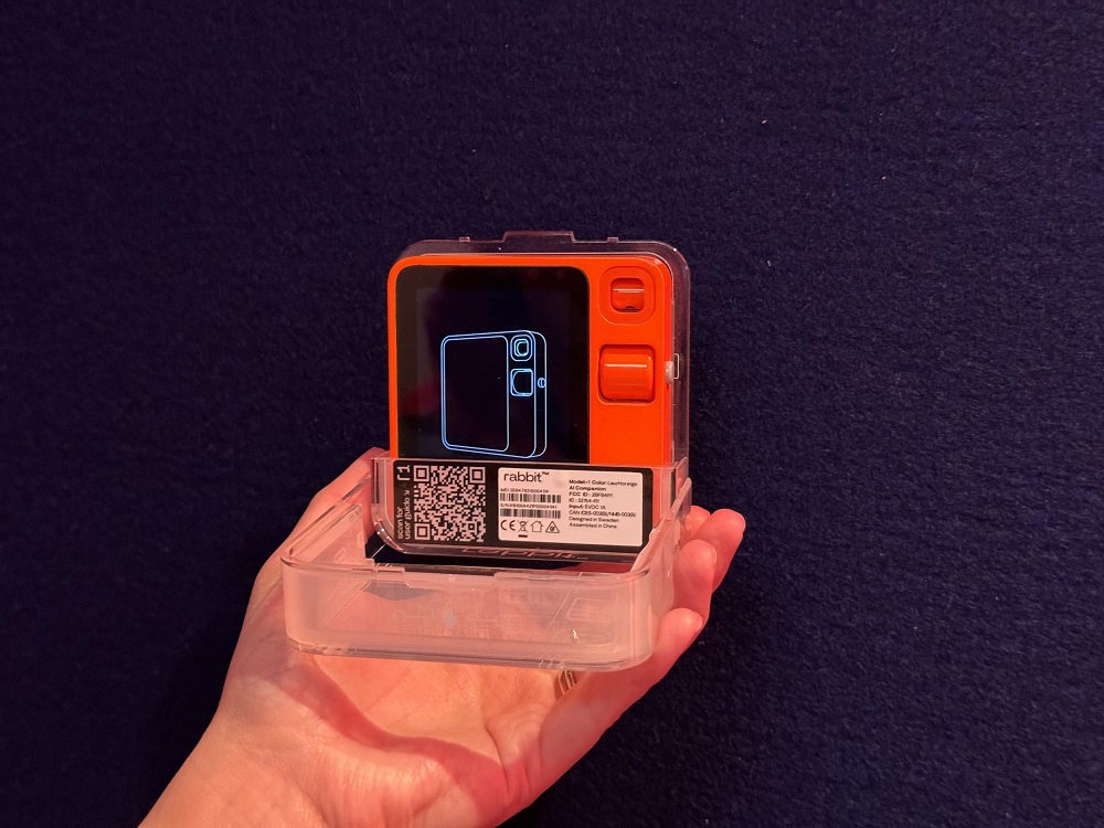 注目のAIデバイス「rabbit r1」をさっそく入手--箱の中身は？ - CNET Japan
