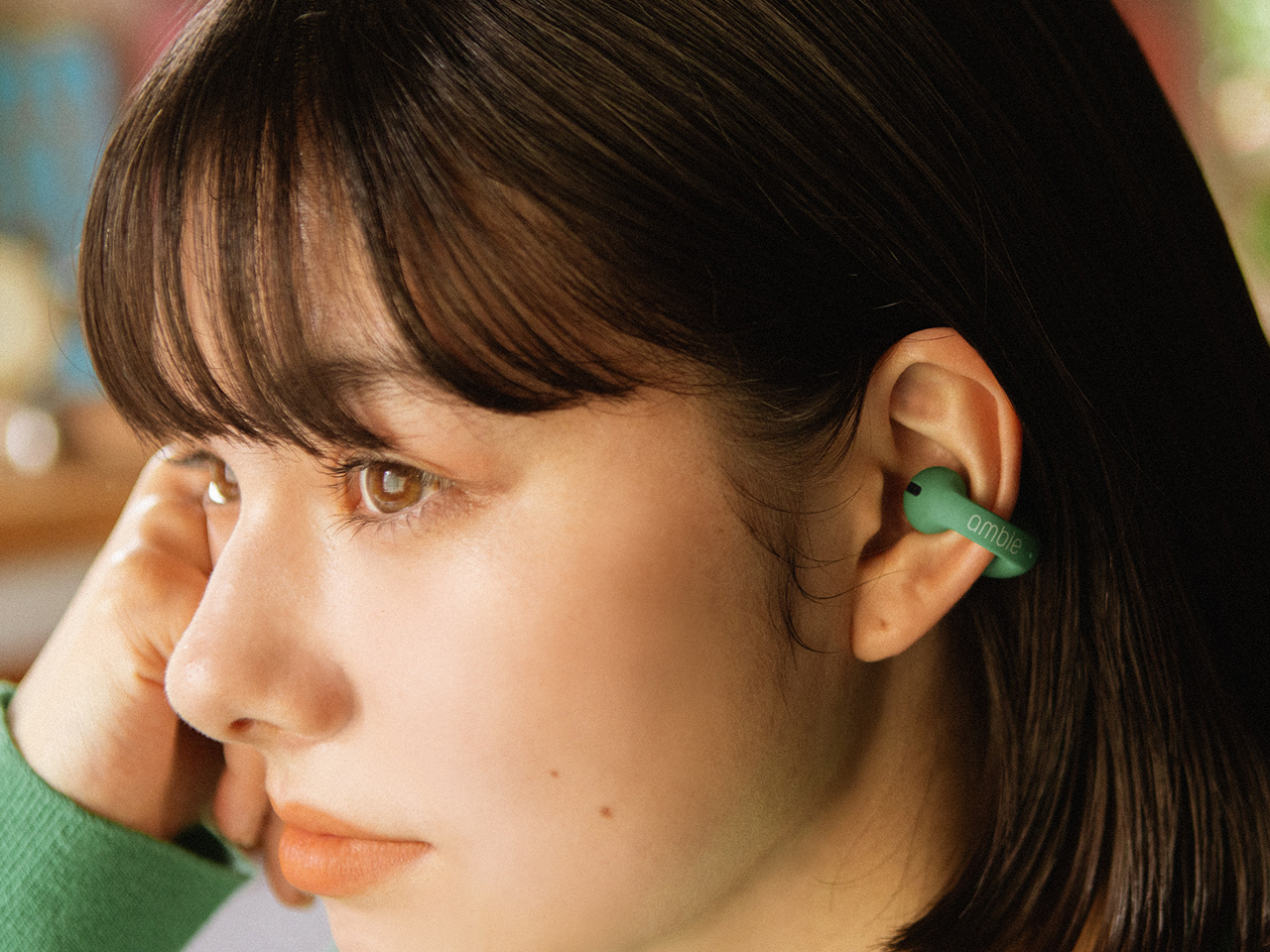 耳をふさがないワイヤレスイヤホン「ambie」に快適装着の新モデル