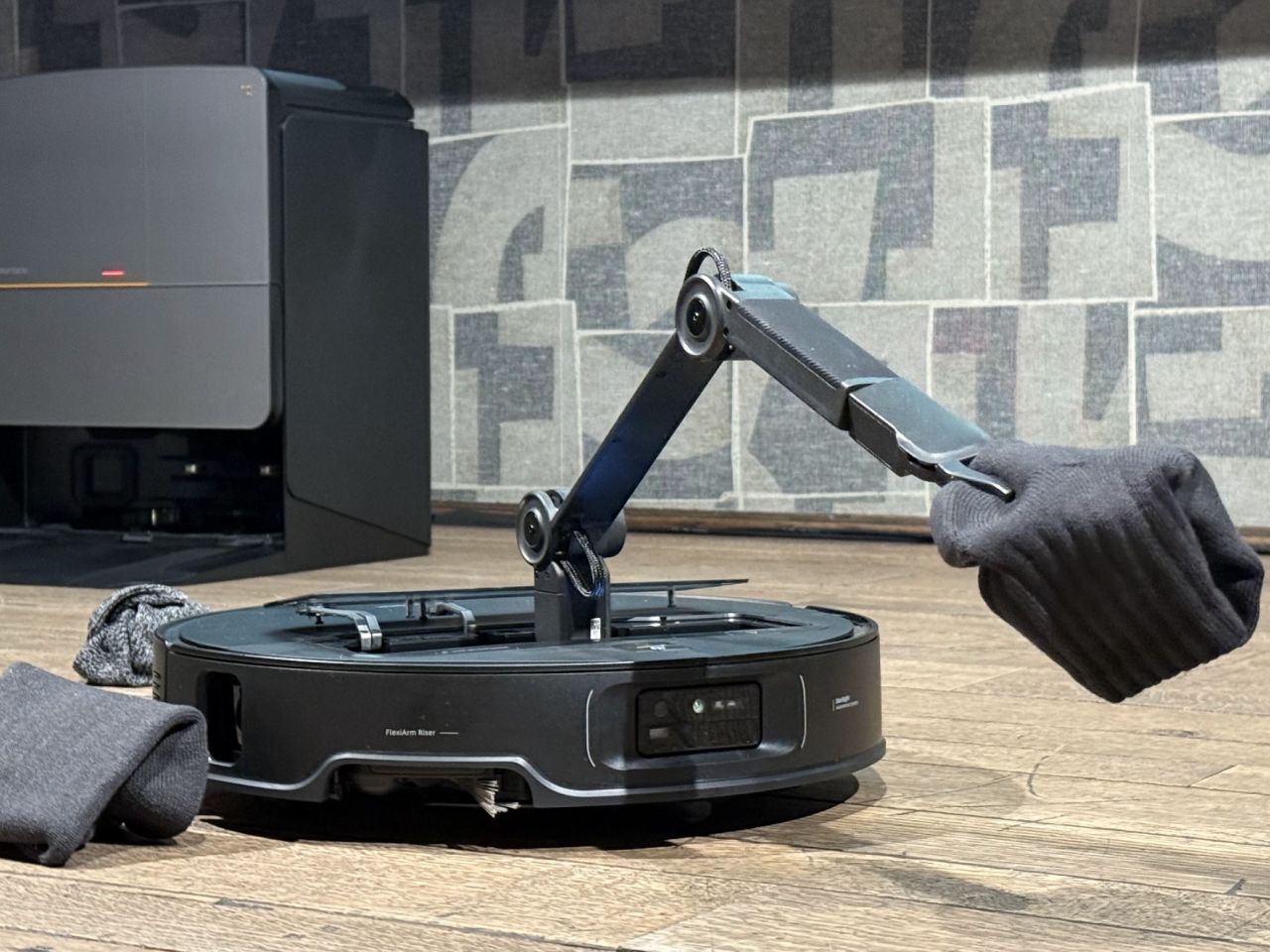 脱いだ靴下も拾ってくれるロボット掃除機「Roborock Saros Z70