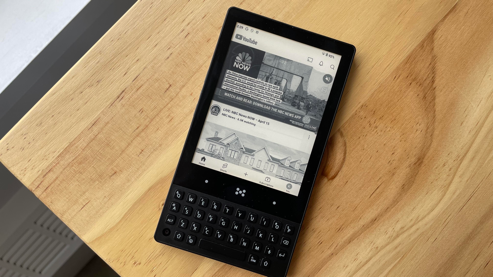 売りは「使いにくさ」--物理キーボード＆電子ペーパー搭載スマホ