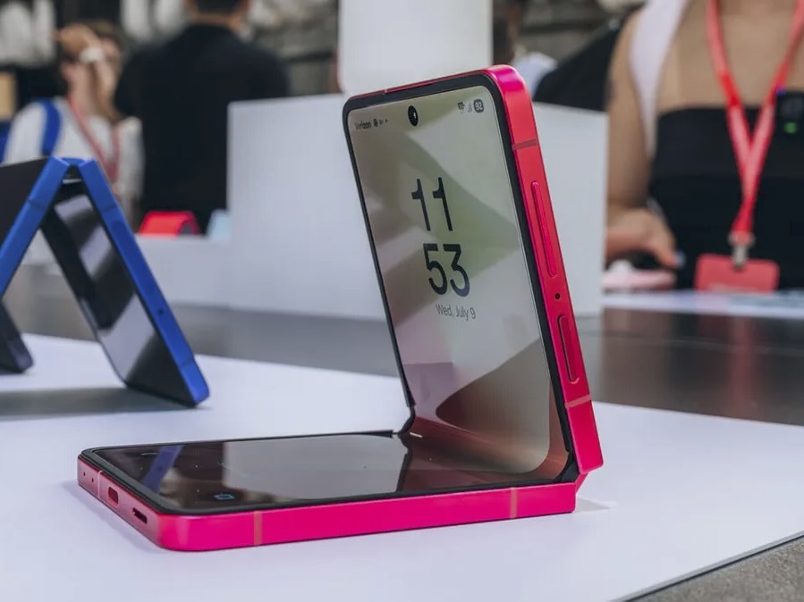 サムスン最新折りたたみスマホを入手も、すぐ「コンクリ地面」に落とし