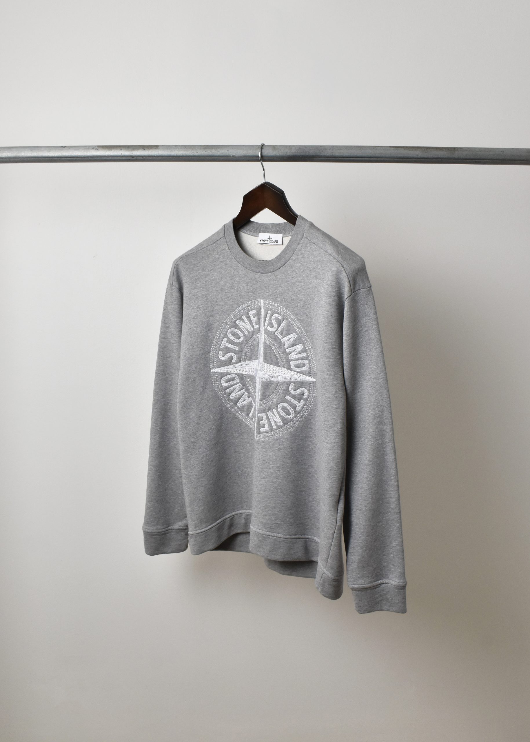 STONE ISLAND SS23 EMBROIDERED LOGO SWEATSHIRT (M/L) - Jazzy Badger %