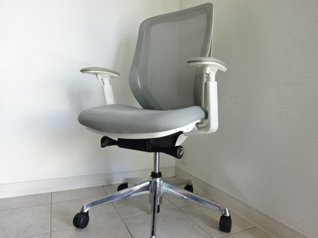 オカムラ シルフィーチェア ライトグレー 中古品 購入者レビュー