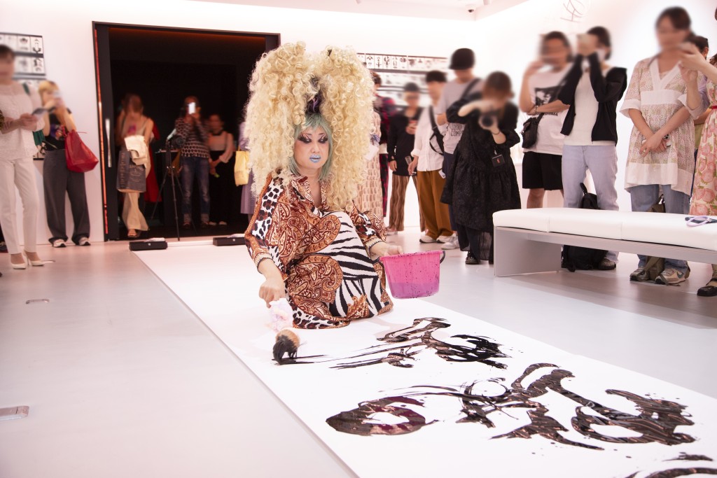 新宿歴史家で新宿在住のアーティスト、ヴィヴィアン佐藤さんの個展