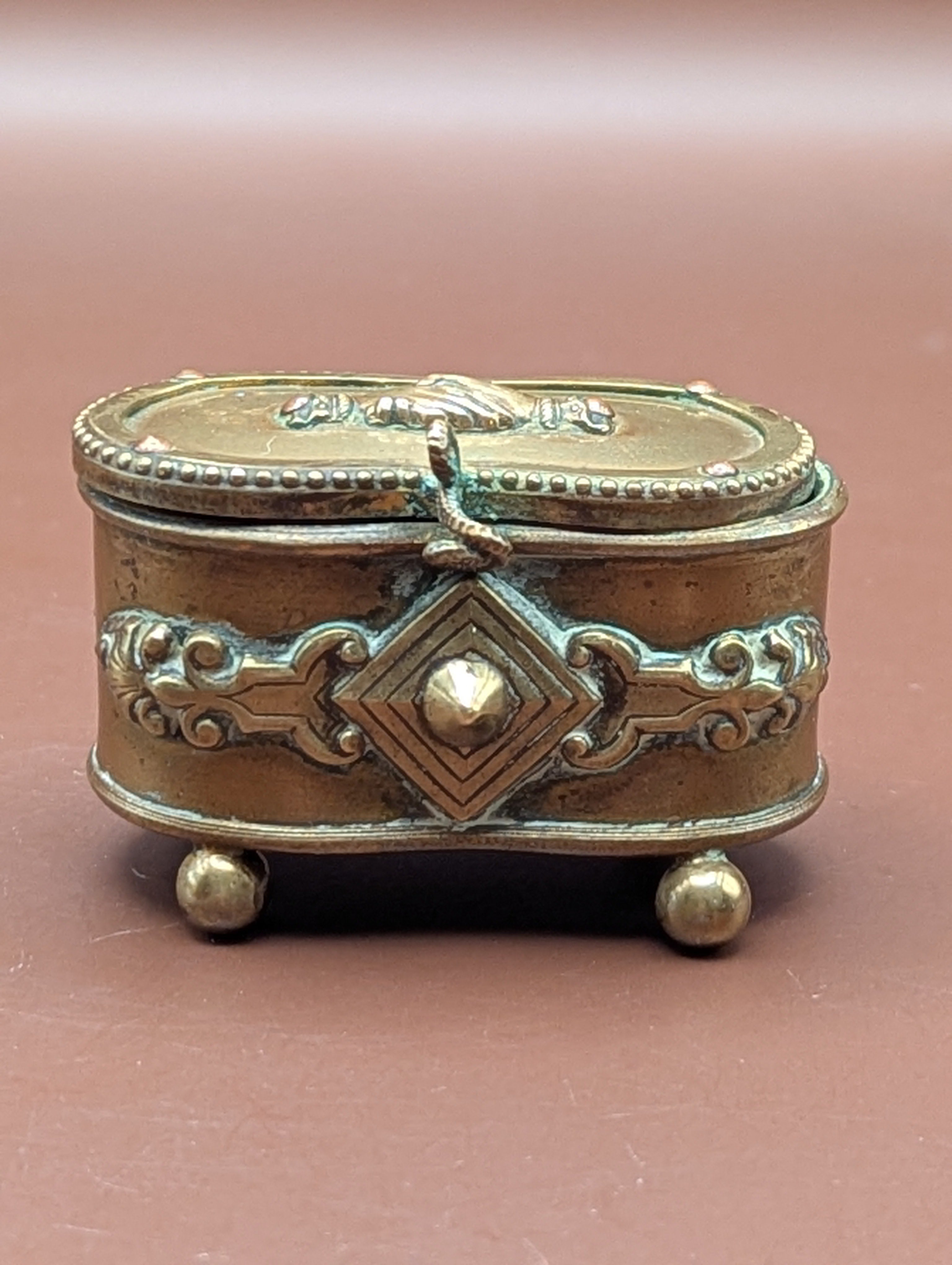 フランス製アンティーク 真鍮小物入れ | 19世紀末・握手モチーフ浮彫