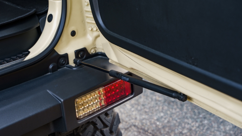 ジムニーのバックドア問題を「NEOPLOT フリーストップドアオープナー