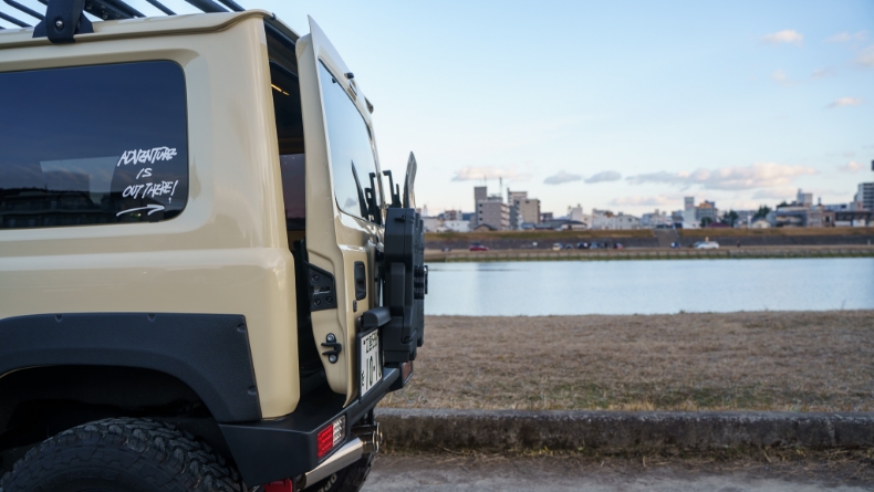 ジムニーのバックドア問題を「NEOPLOT フリーストップドアオープナー