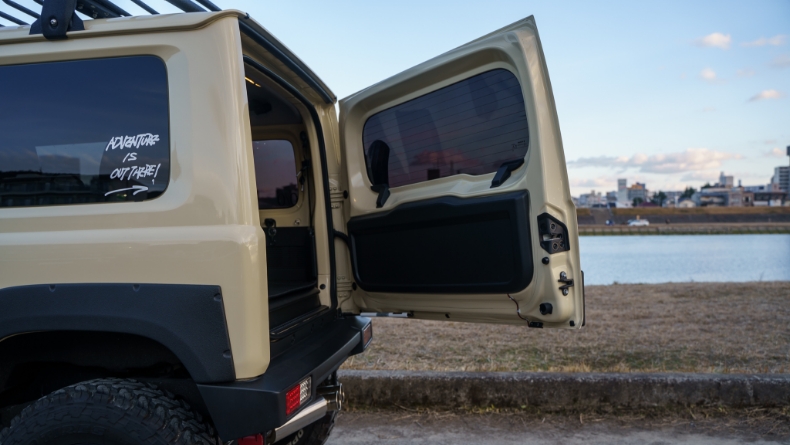 ジムニーのバックドア問題を「NEOPLOT フリーストップドアオープナー