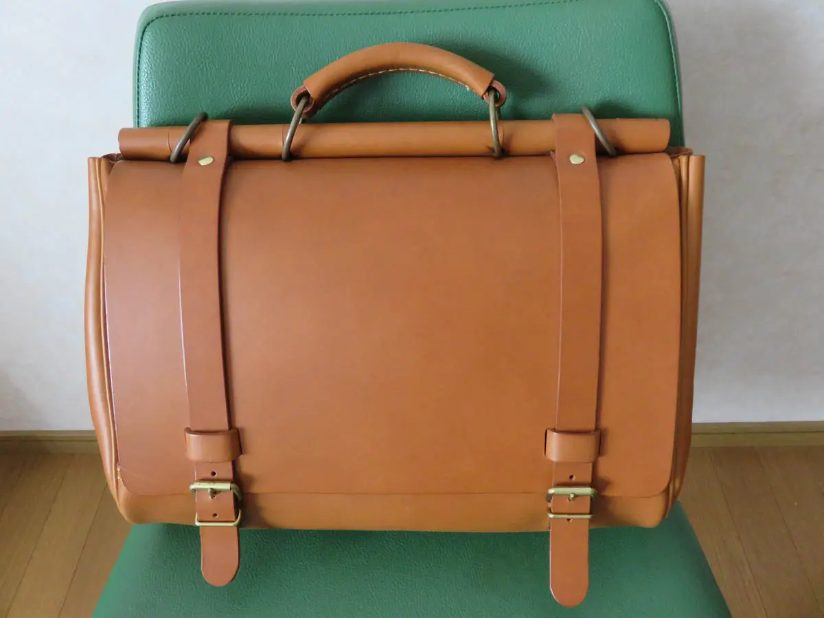 生涯を共に。一生モノの革カバン「HERZ」棒屋根かぶせバッグ | NICOA