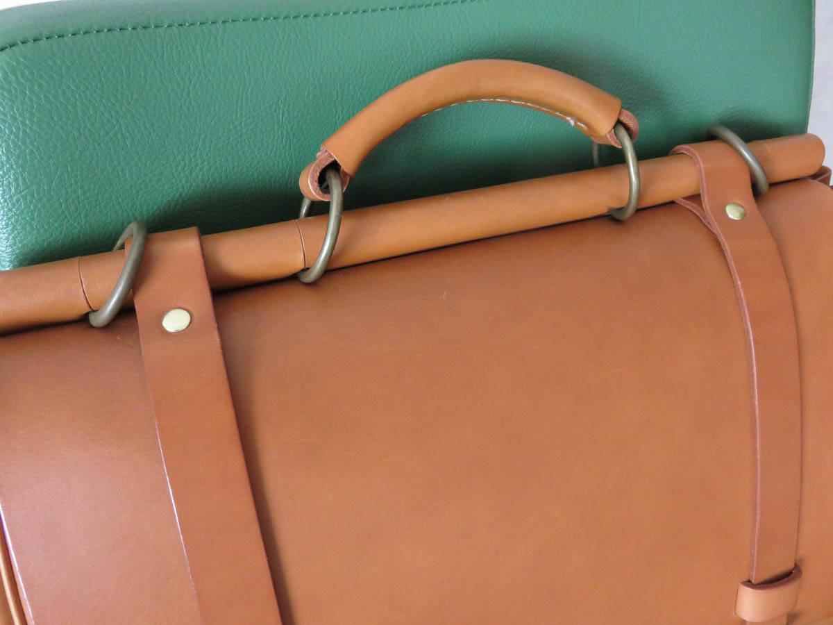 生涯を共に。一生モノの革カバン「HERZ」棒屋根かぶせバッグ | NICOA