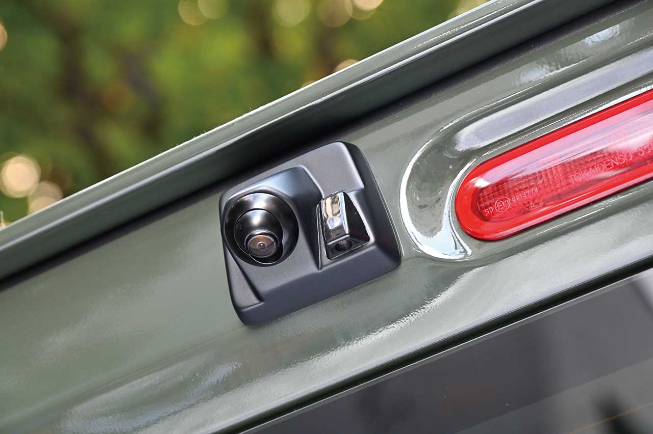 ハイマウントカメラで後方の状況が良く見える、スマートな装着感も人気