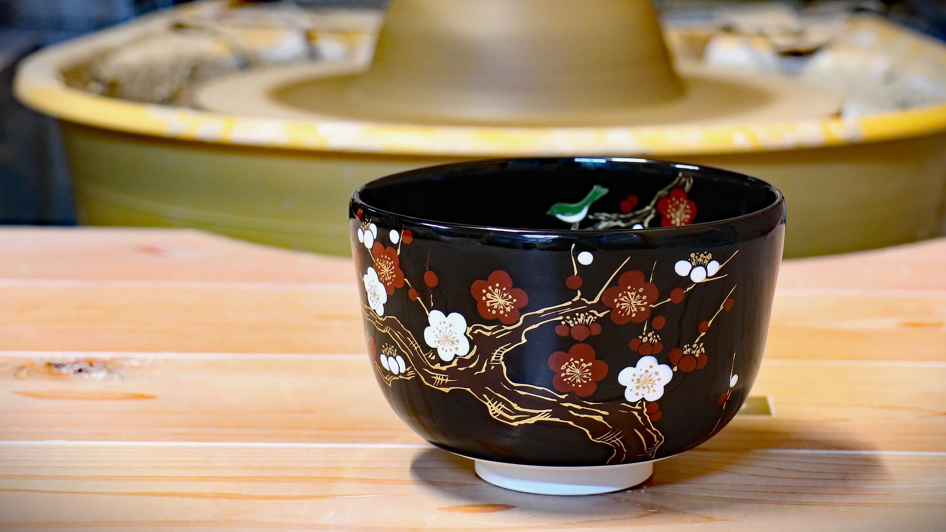 抹茶碗 黒釉 紅白梅にうぐいす 日本古来からの優雅な色絵の取り合わせ