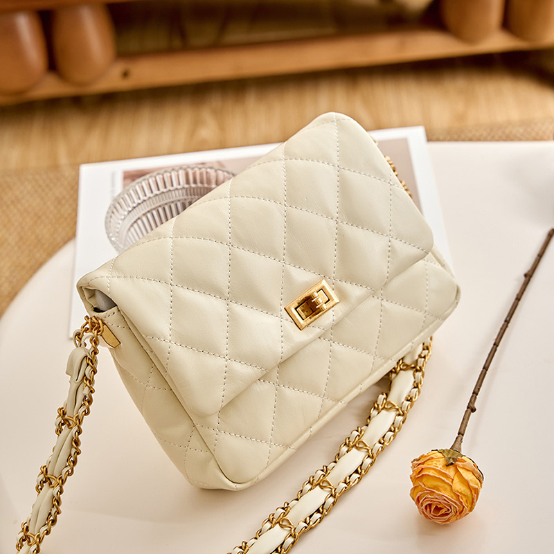 ホワイトレザーチェーンクロスボディバッグキルティングフラップ