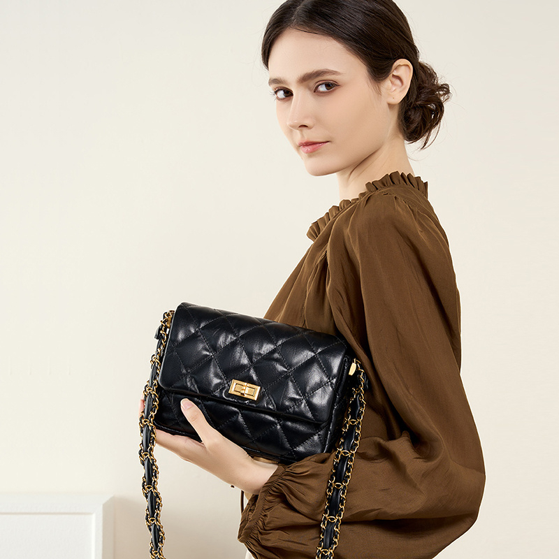 ブラックレザーチェーンクロスボディバッグキルティングフラップ