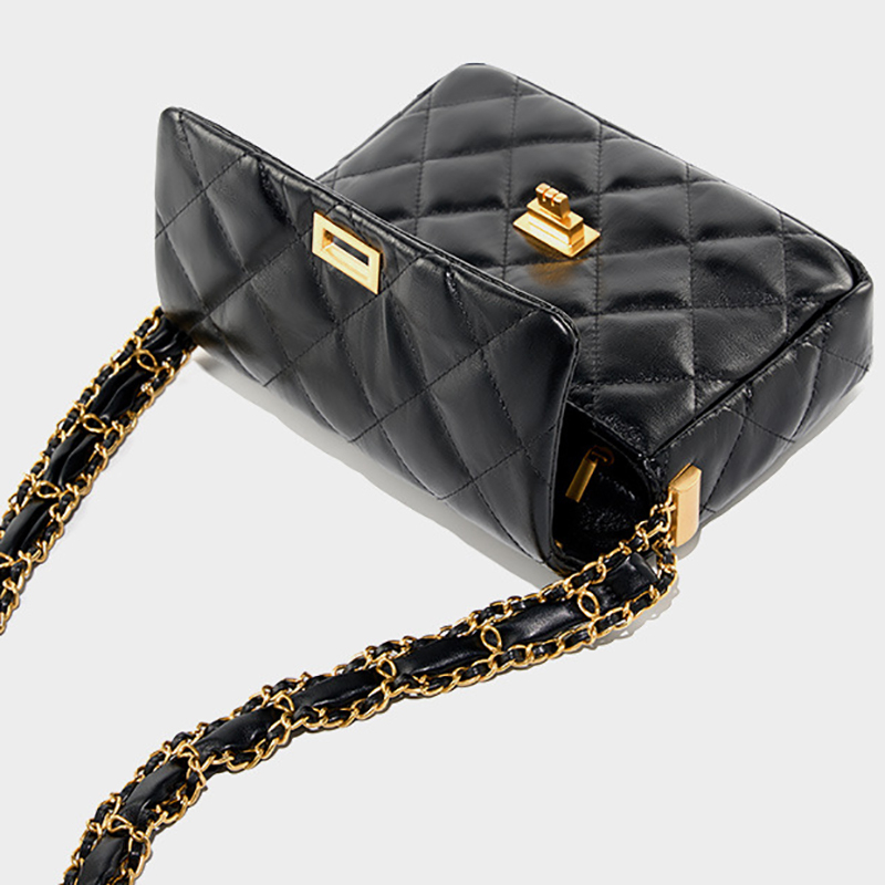 ブラックレザーチェーンクロスボディバッグキルティングフラップ