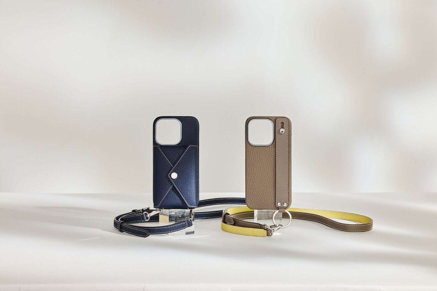 上質なレザーのスマホ（iPhone 16 Plus）ケース – イタリア(ミラノ)発