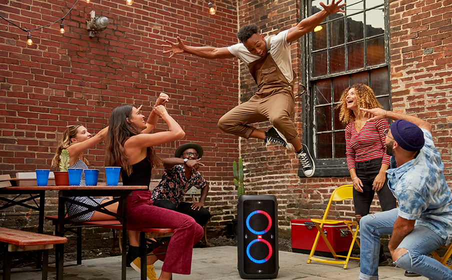 JBL PartyBox 300 | ライティングエフェクト搭載のポータブルBluetooth