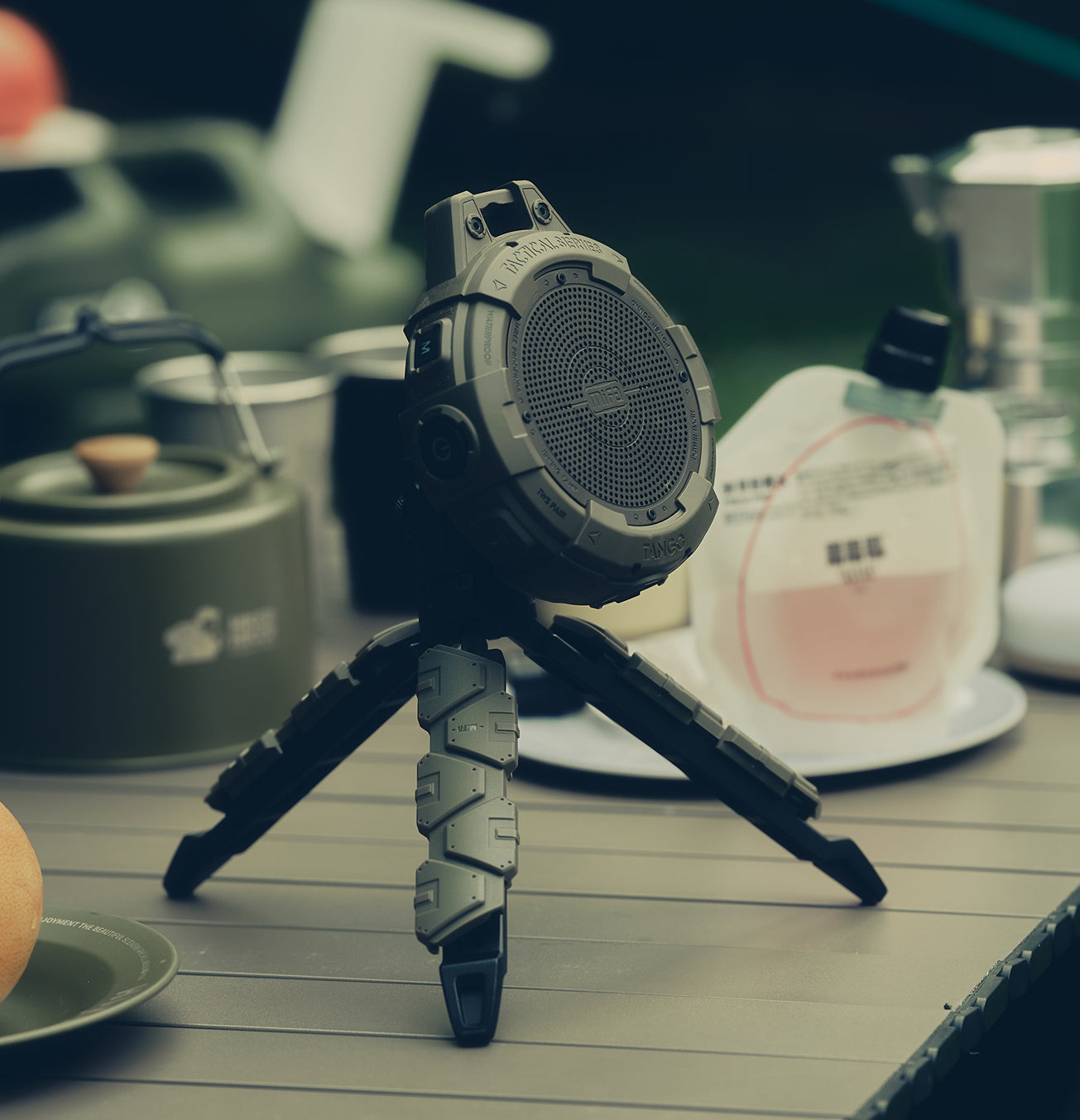 mifa Tango ポータブル Bluetooth スピーカー（懐中電灯付き、IP67 防水）