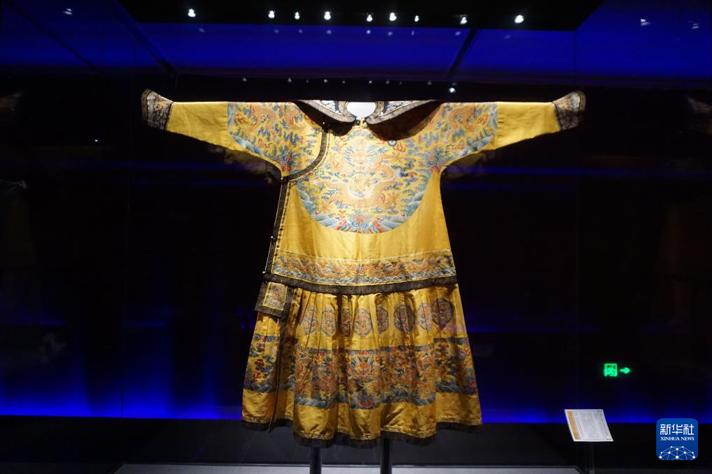 北京で清王朝の宮廷服飾展 織物や刺しゅうなど9割初公開