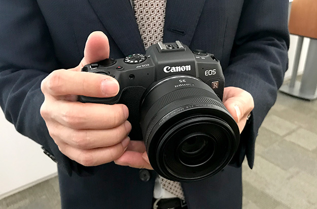 キヤノン、小型・軽量な35mmフルサイズミラーレスカメラ「EOS RP」を