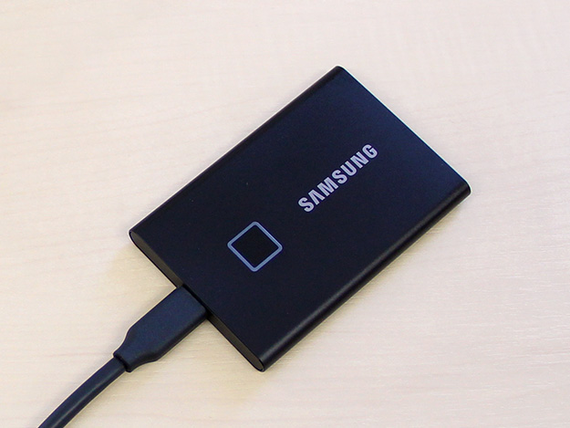 サムスン、最大転送速度1,050MB/s、指紋認証機能搭載の外付けSSD