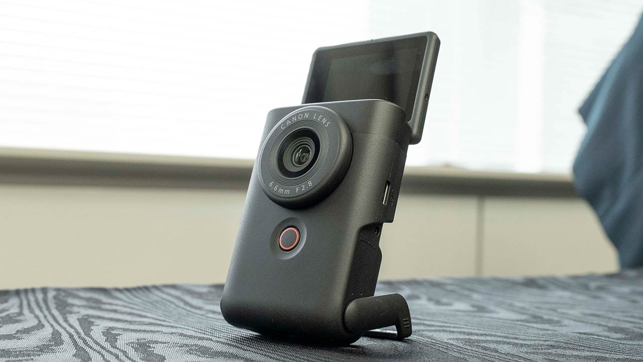 キヤノン、「PowerShot V10」発売。スマホライクな縦型デザインのVlog
