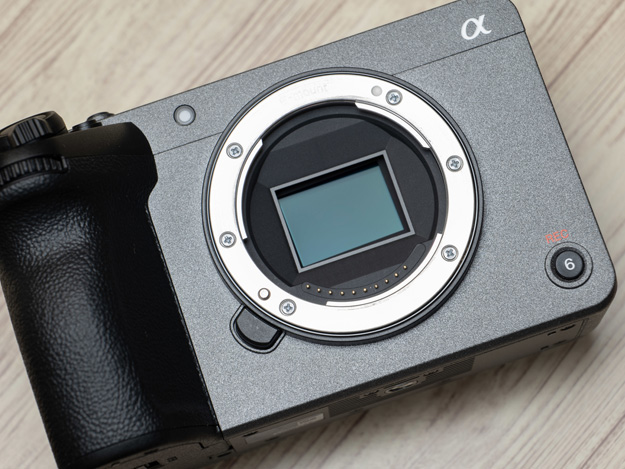 ソニー「FX30」レビュー。コンパクトな中にバランス良い機能、ガチで